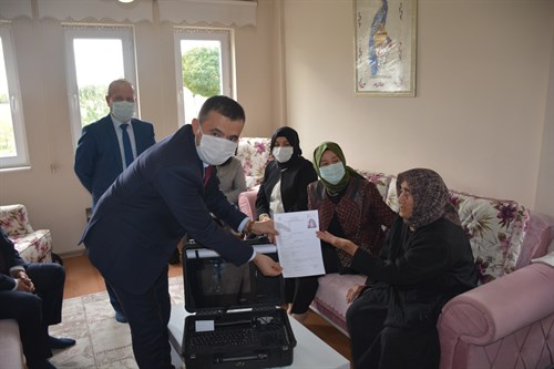 100 yaşındaki Hava Teyzemizin T.C.K.K. müracaatı Emirdağ İlçe Nüfus Müdürlüğümüzce Gezici Kayıt Terminali aracılığıyla evinde alındı