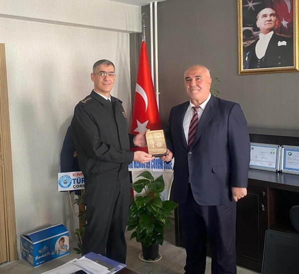 İl Jandarma Komutanı Sayın Albay Naim ÇETİNKAYA İl Nüfus ve Vatandaşlık Müdürümüz Sayın Hacı DEDE' yi Ziyaret Etti.