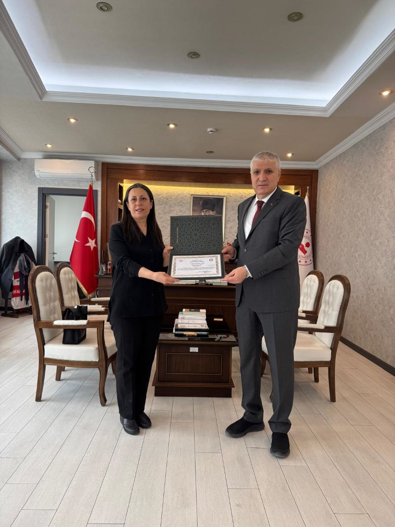 EMEKLİ OLAN PERSONELE TEŞEKKÜR BELGESİ TAKDİMİ