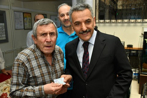 Huzurevi sakinlerine yeni kimlik kartları Samsun Valisi Sayın Osman KAYMAK tarafından teslim edildi.